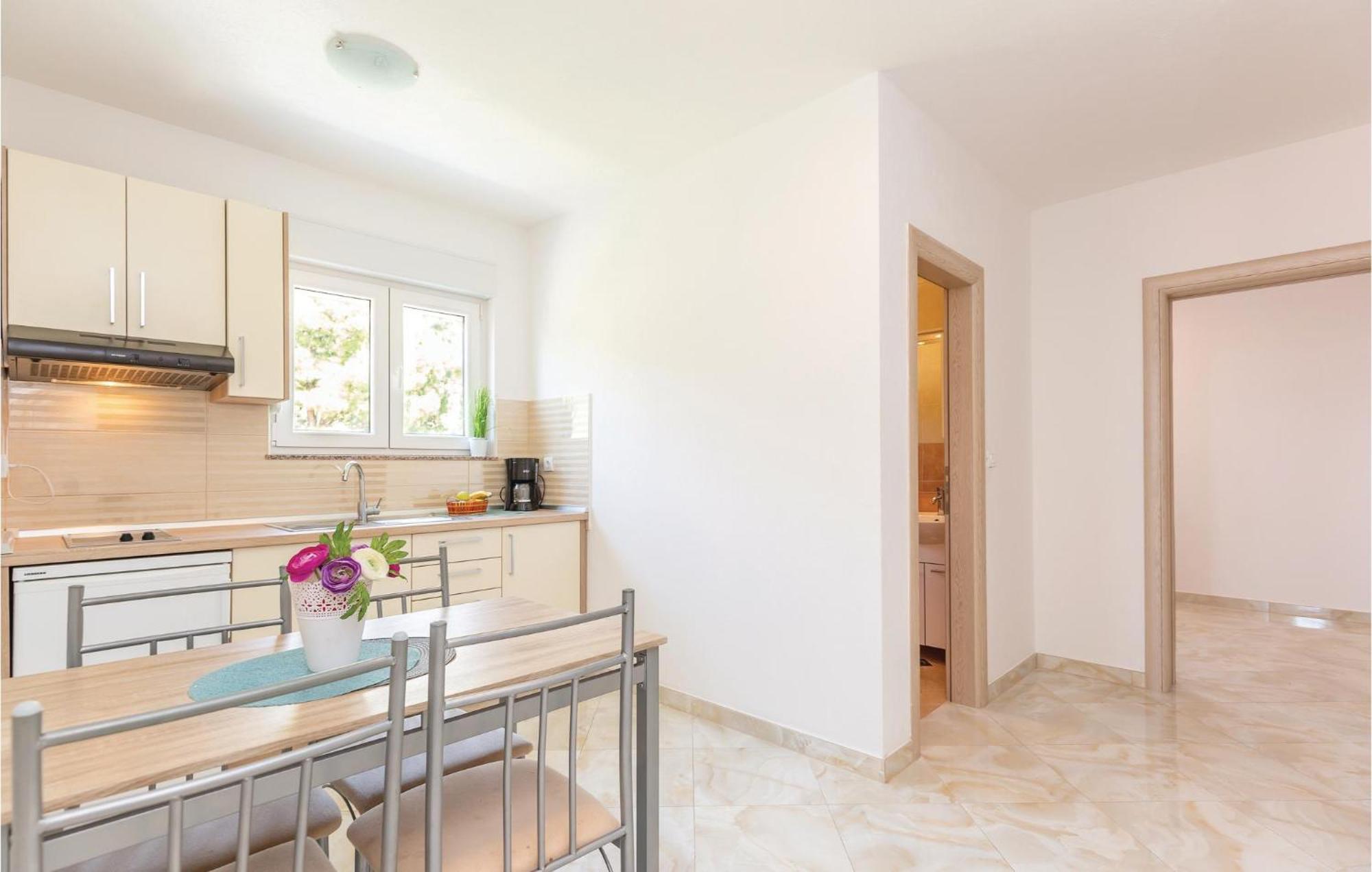 Awesome Apartment In Krvavica With Kitchen ภายนอก รูปภาพ